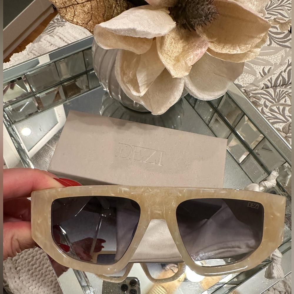BACKTRACK Style Dezi Sunglasses -LIMESTONE /SMOKE FADED edition.